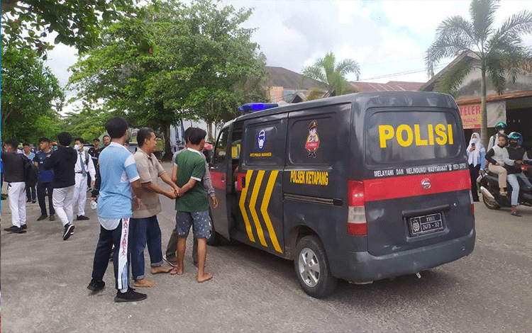 Sekelompok Pemuda Serang Pelajar SMA Negeri 1 Sampit saat Pulang Sekolah