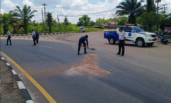 Damkar dan BPBD Kotim Bersihkan Jalan di Bundaran Balanga yang Ada Ceceran Minyak