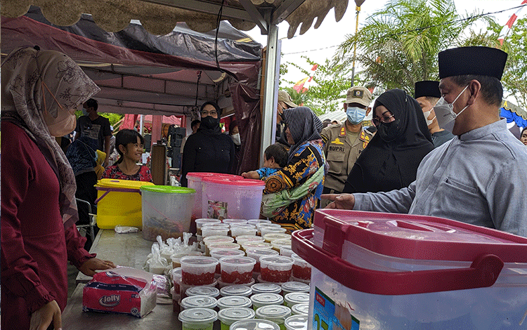 60 Pedagang Ramaikan Pasar Ramadan Taman Kota Sampit