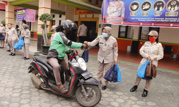 Rumah Sakit Bhayangkara Bagi-bagi Takjil ke Pengguna Jalan