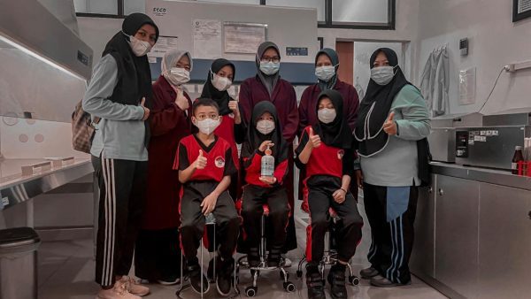 SDN 4 Ketapang Sampit Ciptakan Cairan Pembersih Tangan dari Bawang Dayak