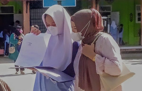 Pembagian Rapor SMP Negeri 2 Sampit Dihadiri Orangtua Siswa
