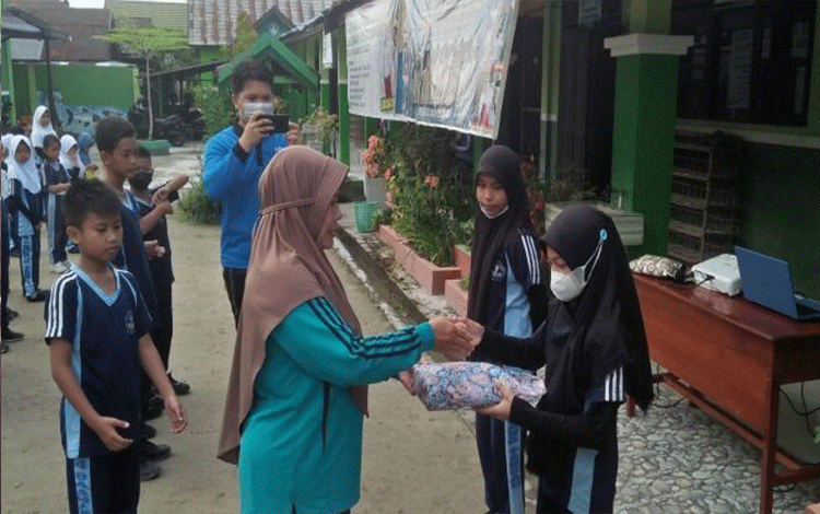 Kepala Sekolah Apresiasi Siswa SDN 4 Baamang Tengah Juara FLS2N Seni Pantomim