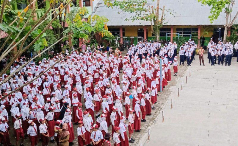 Tahun Ajaran Baru, Orang Tua Siswa di Sampit Ramai Antar Anak Masuk Sekolah