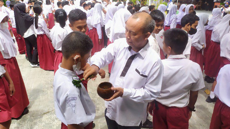 Tradisi Tampung Tawar Mewarnai Penutupan MPLS SMP Negeri 2 Sampit 