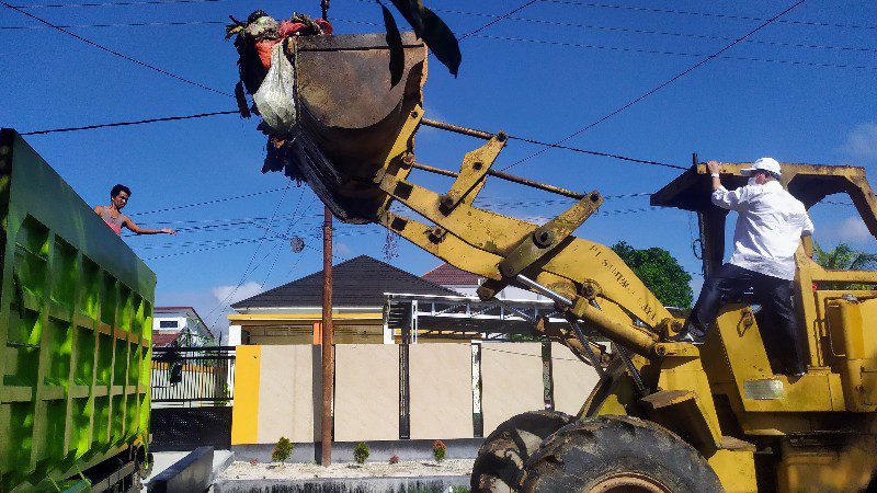 DLH Kotim Kerahkan Seluruh Tenaga Bersihkan Seluruh Depo di Sampit