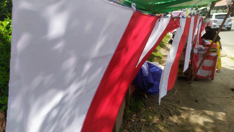 Pedagang Bendera Musiman di Sampit Berharap Lebih Beruntung Tahun ini