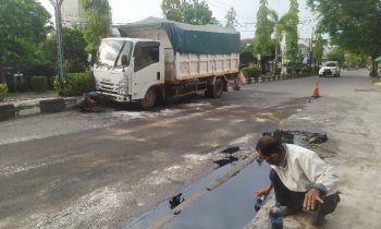 Truk Pengangkut Pupuk Tabrak Pembatas Jalan di Sampit, Minyak Tumpah ke Jalanan