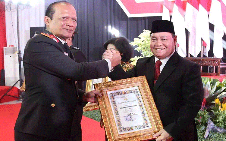 Hibahkan Tanah untuk Pembangunan Polres, Bupati Kotim Dapat Penghargaan dari Kapolda Kalteng