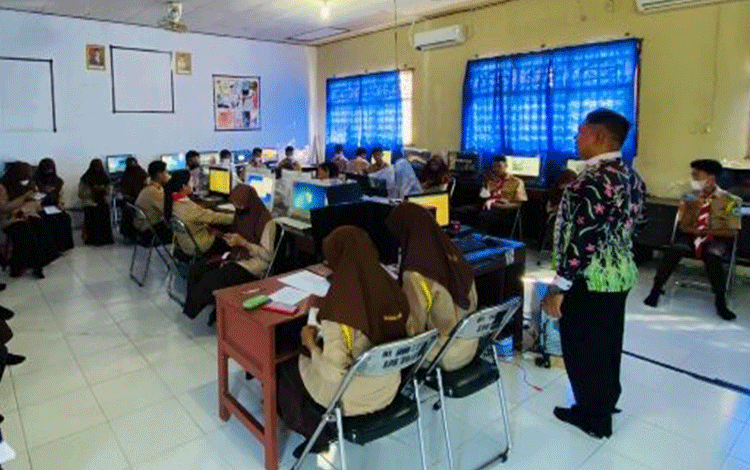 Belajar Menggunakan Handphone Latih Kejujuran Siswa