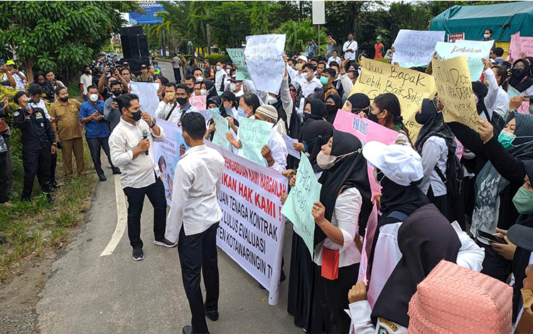 Demo, Tenaga Kontrak tak Lulus Tolak Evaluasi Ulang