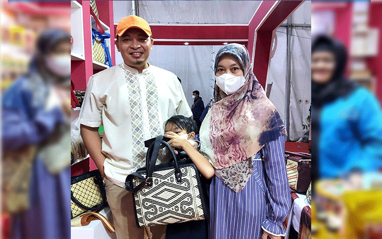 Apresiasi Inovasi Tas Rotan dan Jamu di Kalteng Expo