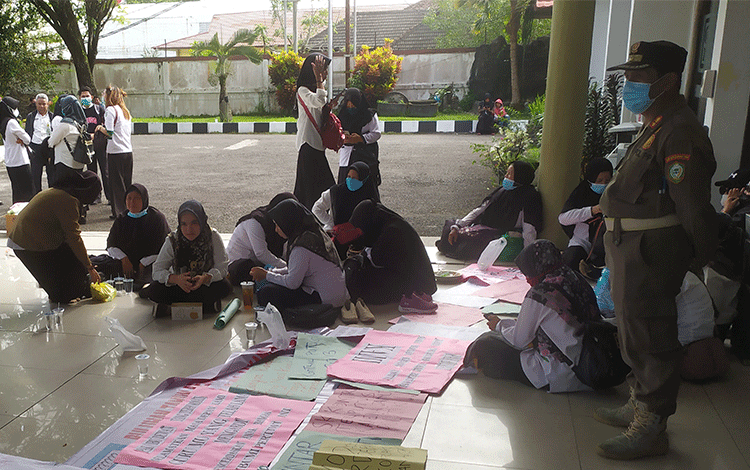 Pertemuan dengan DPRD Diskors, Bekas Tenaga Kontrak Ancam Bermalam Kerahkan Keluarga Demo