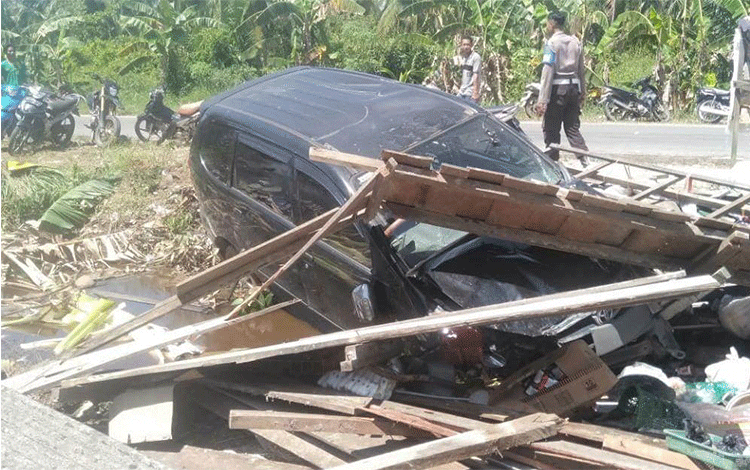 Avanza Tabrak Motor terus Seruduk Warung, 3 Orang Luka-luka
