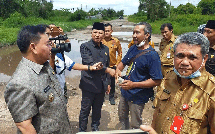 Halikin Ajak DPRD Lihat Jalan Lingkar Selatan Rusak