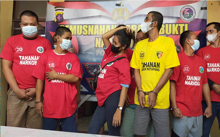 Tak Punya Malu, Perempuan Tersangka Kasus Sabu ini Bergaya bak Model Saat Difoto Wartawan
