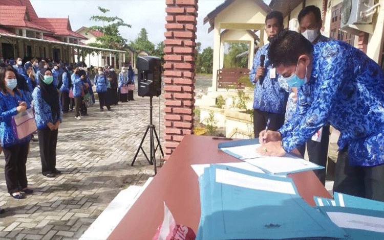 172 Kepala Sekolah Serah Terima Jabatan