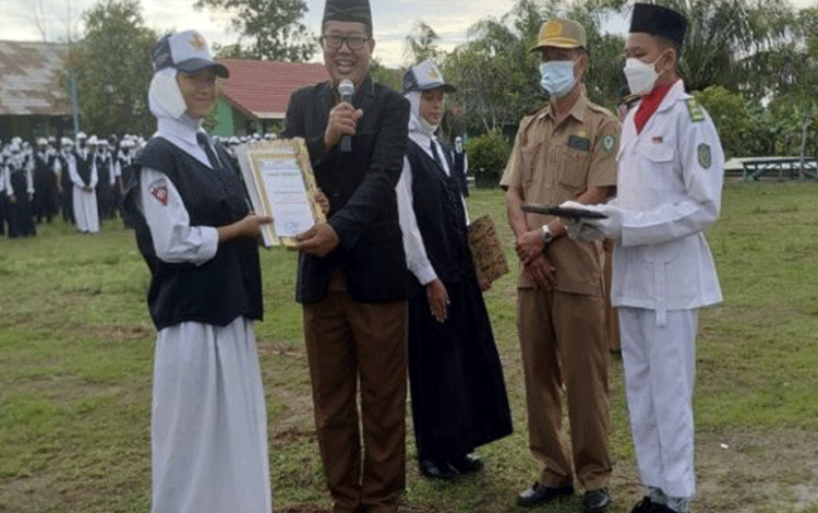 Disdik Kotim Beri Penghargaan Guru dan Siswa Berprestasi di SMPN 9 Sampit