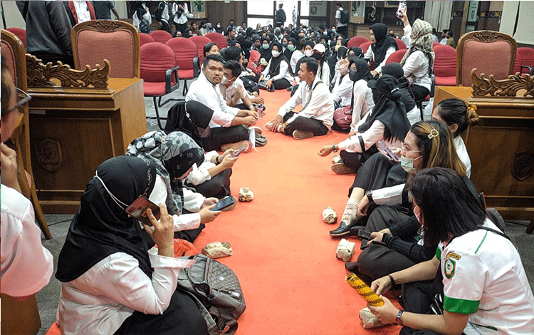 Rekomendasi tak Memuaskan, Bekas Tenaga Kontrak Kotim masih Duduki Gedung DPRD