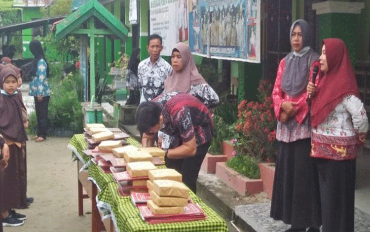 Beri Hadiah Siswa Berprestasi SDN 4 Baamang Tengah agar Lebih Semangat