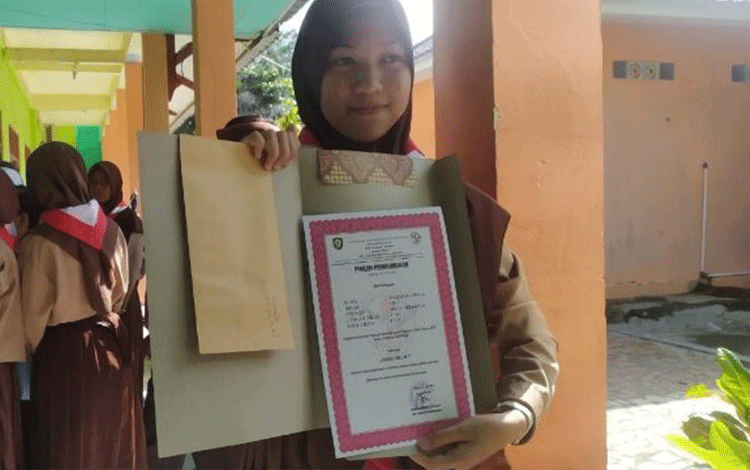 SMPN 2 Sampit Beri Piagam Penghargaan untuk Siswa Berprestasi