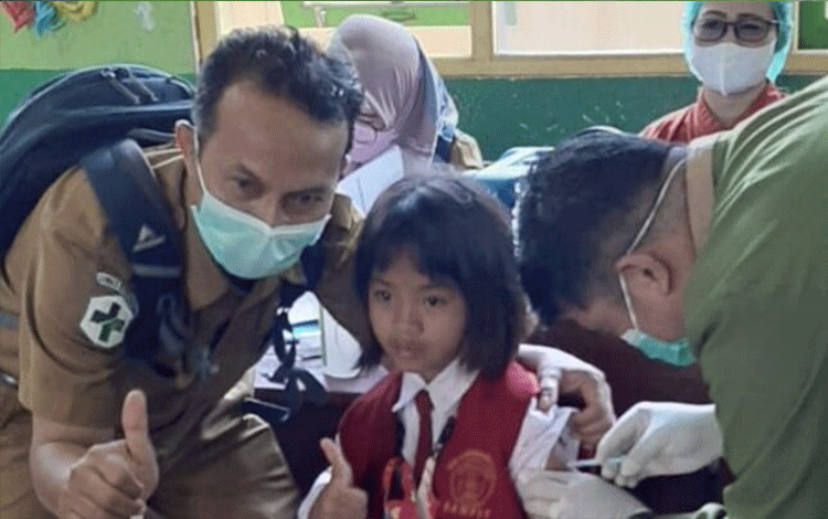 Petugas Selalu Semprotkan Disinfektan Cegah Penyebaran Virus Covid-19