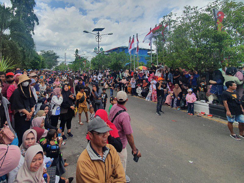 Antusiasme Tinggi, Penonton Pawai Pembangunan Kotim Membludak