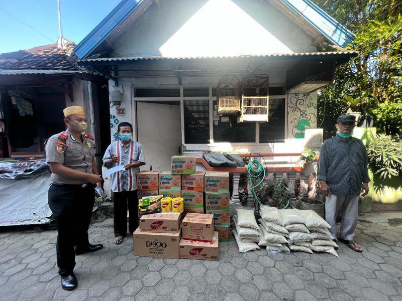 Sespimen Polri Dikreg 62 Membagikan Sembako Gratis untuk Warga Kurang Mampu 