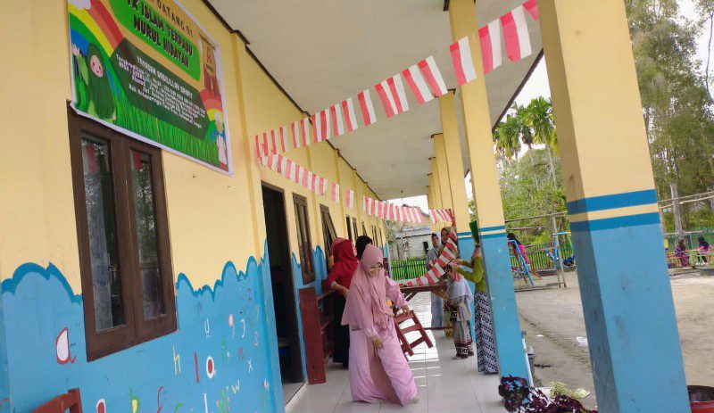 Semarakkan Kemerdekaan Indonesia, Guru dan Orangtua Murid TK IT Nurul Hidayah Sampit Bergotong Royong Menghias Sekolah