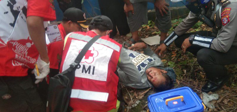 Nonton Pawai dari Atas Pagar, Pria ini Jatuh hingga Tangannya Patah