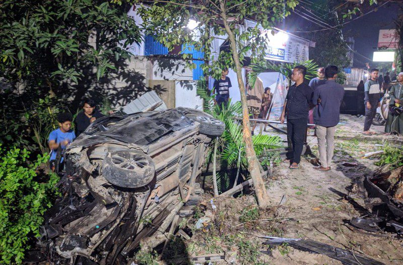 Mobil Tabrak Pohon, Terbalik dan Masuk Parit di Sampit, Empat Orang Luka Parah