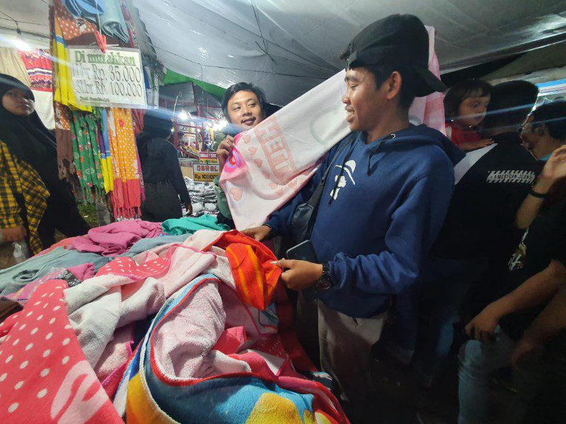 Masyarakat Berbondong-bondong Serbu Pekan Raya Sampit