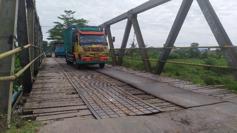 Pemasangan Pelat Besi Selesai, Jembatan Kapten Mulyono Sampit Bisa Dilalui