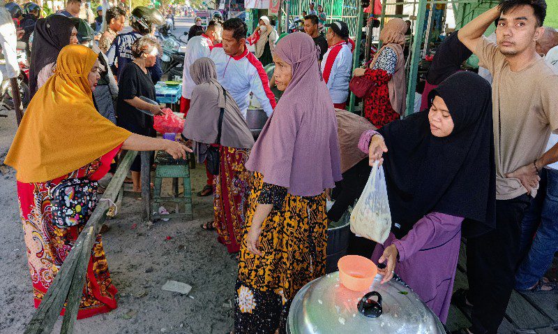 Masyarakat Sampit Antusias Cicipi Bubur Asyura