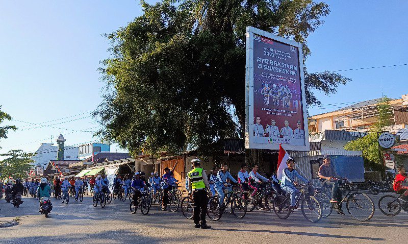 Ratusan Pelajar dan Guru Bersepeda Serentak Keliling Sampit