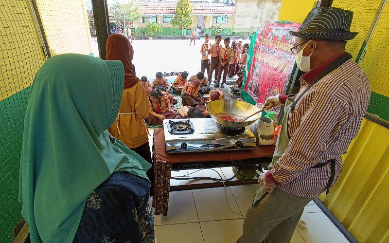 SDN 4 Ketapang Sampit Berinovasi Membuat Serbuk Minuman Kesehatan Bawang Dayak