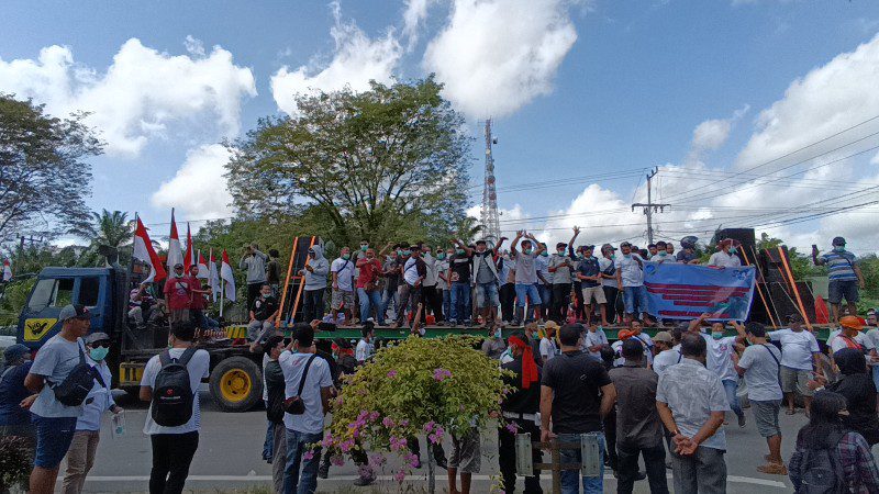 Ratusan Sopir Bawa Truk Melakukan Aksi Damai Minta Cabut Subsidi BBM Solar