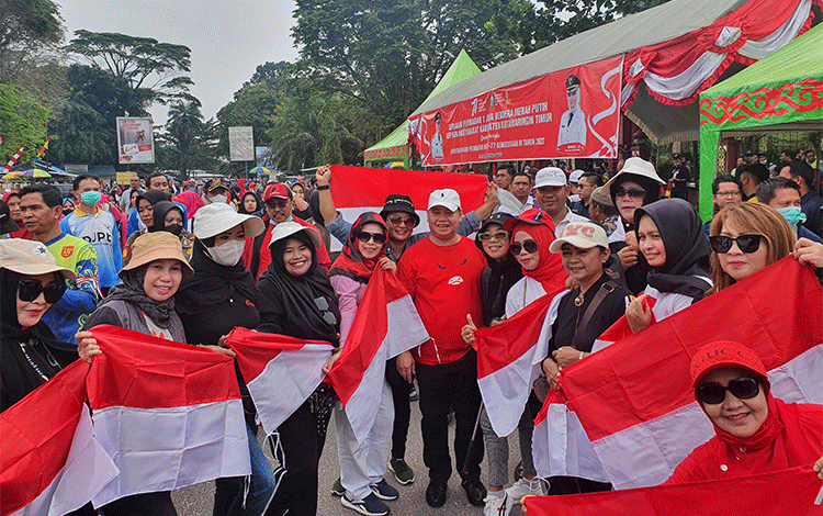 Masyarakat Antusias Menerima Pembagian Bendera