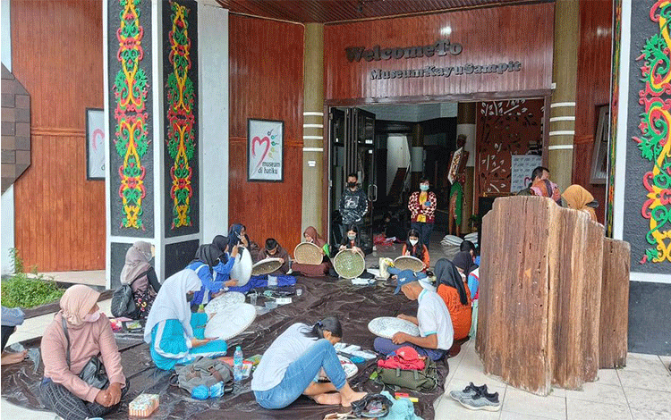Lestarikan Kearifan Lokal Lewat Melukis di atas Tampah