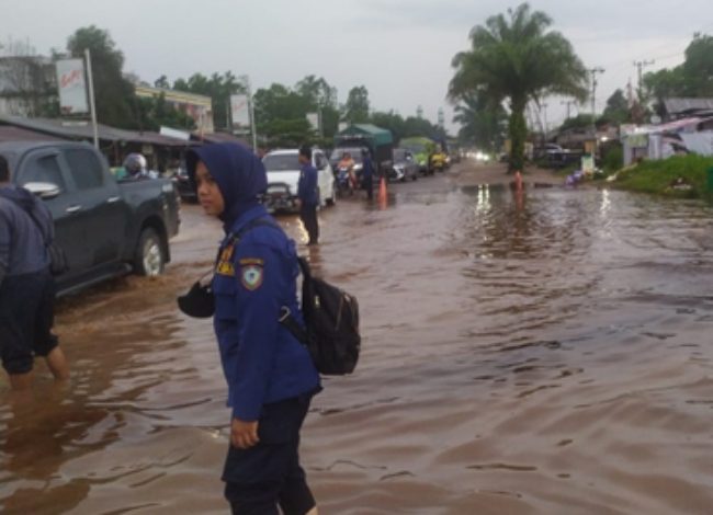 Jalan Trans Kalimatan Terendam Banjir, Lalu Lintas Tersendat Hingga 4 Kilometer