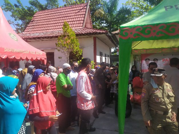 Diserbu Warga, Pembukaan Pasar Murah di Kantor Kecamatan Baamang Molor 