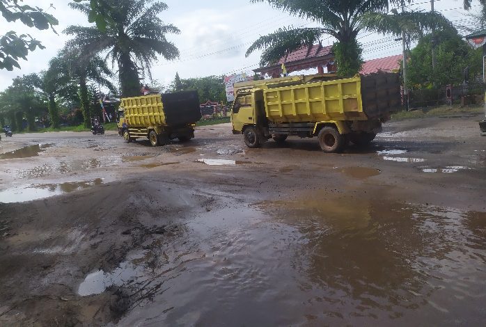 Membahayakan! Jalan Sudirman Km 6 Rusak Parah