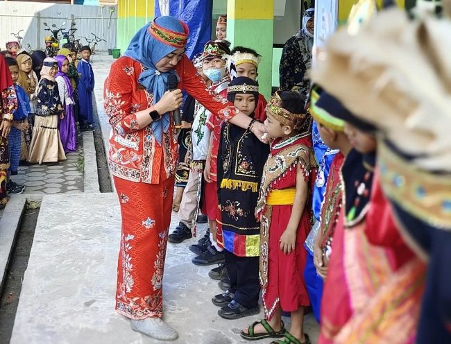 Murid SDN 5 Baamang Hilir Sampit Diperkenalkan Kebudayaan Kalimantan Tengah 