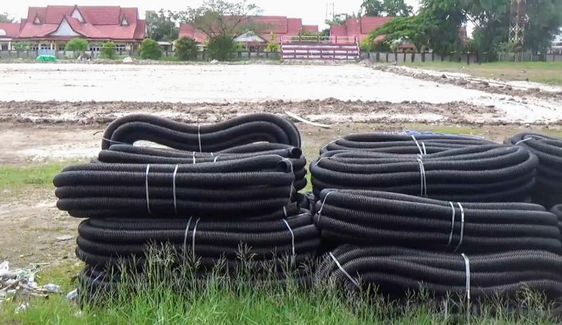Pemasangan Pipa Spiral di Lapangan Sepak Bola Stadion 29 Nopember Sampit Terkendala Cuaca