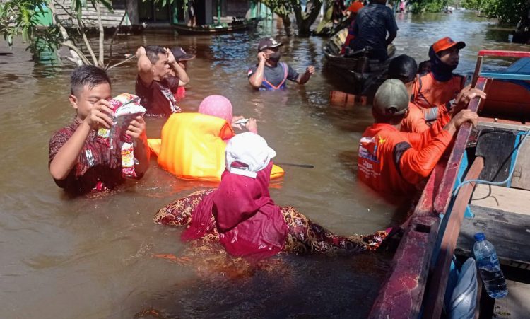 Musim Banjir, Ibu- Ibu di Parenggean Minta Bantuan Pil KB