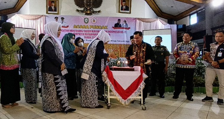 HUT Ke-71 IBI, Bidan di Kotim Curhat Insentif Tak Cair kepada Halikinnor 