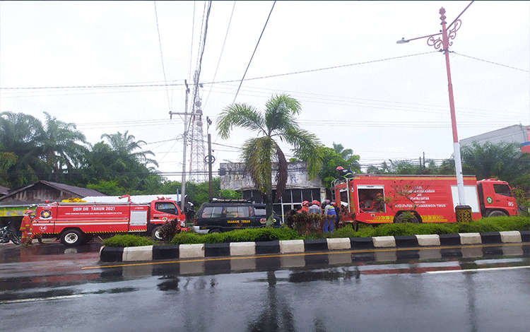 Di Tengah Hujan Lebat, Bangunan depan DPRD Kotim Terbakar