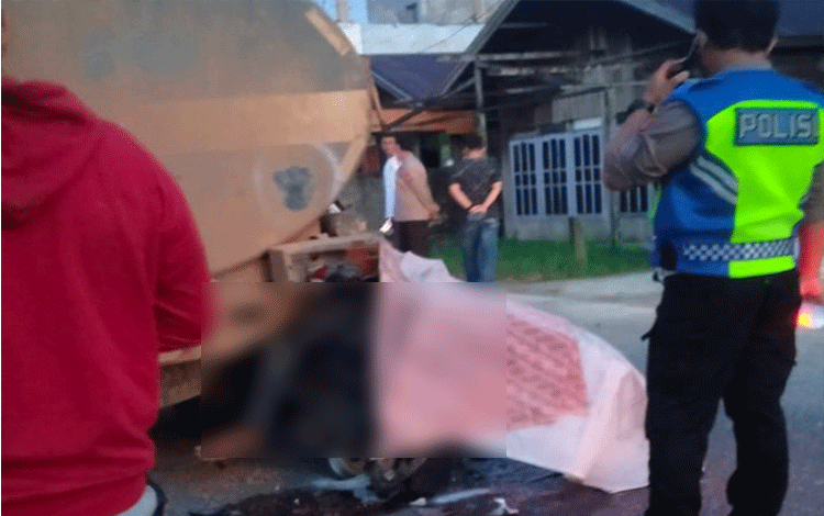 Pemuda Tewas Setelah Motornya Tabrak Belakang Truk