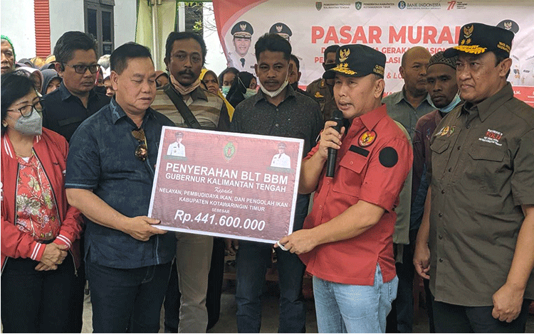Sugianto Salurkan BLT BBM Nelayan di Kotim