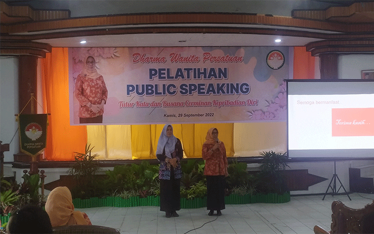 DWP Kotim Ajak Kaum Wanita Berani Bicara di Depan Publik